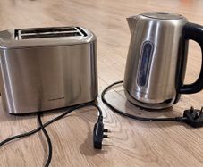 Morphy Richard's toaster and kettle set