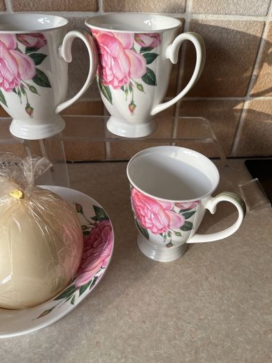 Newbridge Home Rose 5 Unused Mugs & Matching Candle Holdrr