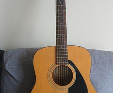 Yamaha FG 402 guitar