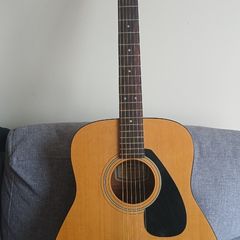 Yamaha FG 402 guitar