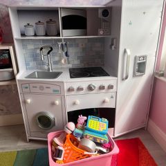 kids play kitchen