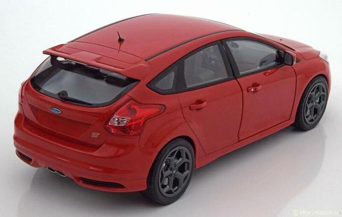 Ford Focus ST 2011 Minichamps 1/18 New in Box
