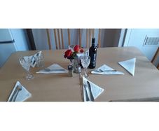 table and 6 chairs (extendable)