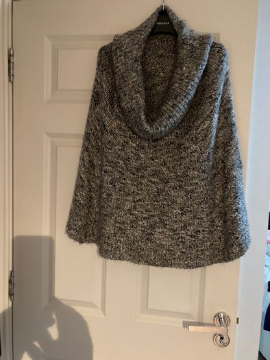 Knitted cape Linea