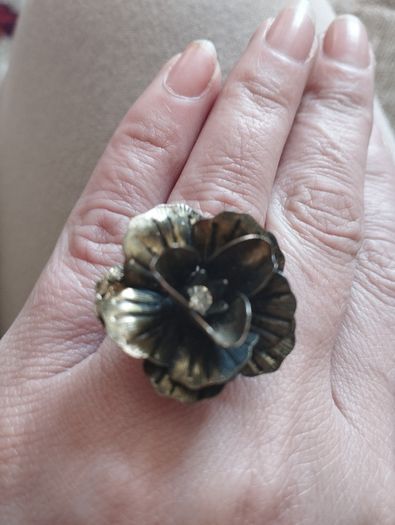 Beautiful vintage flower ring.