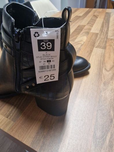 BRAND NEW women's boots