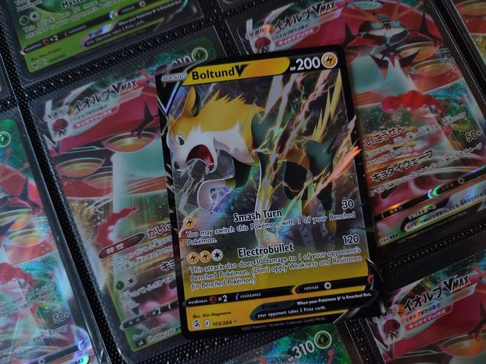 Boltund V ! Ultra Rare ! from Fusion Strike Set ! 2021 ! Pokemon Card !