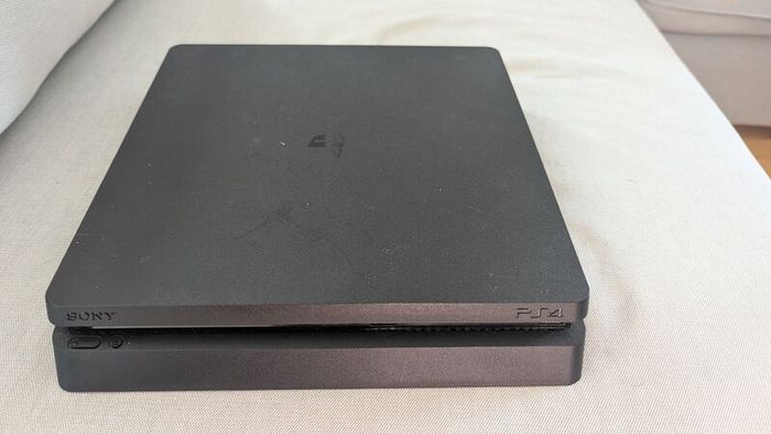 PlayStation 4 Slim 1Tb+ 1x Original Wireless Controller+ 2x Wired Controller+ Camera