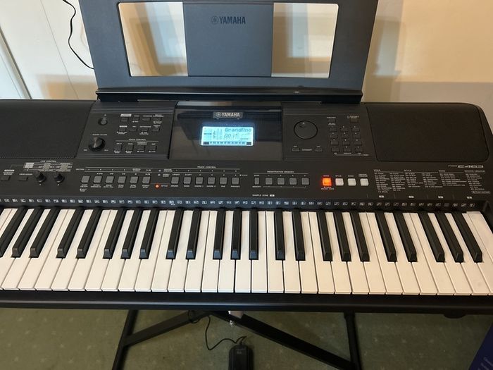 Yamaha PSR-E463 digital keyboard