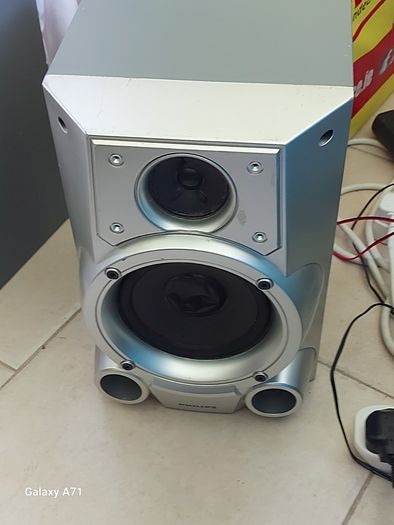 Philips Hi-Fi System, Model FW 396C-22, 3 CD Changer, Dual Tape Deck, Tuner and Aux, in very good condition