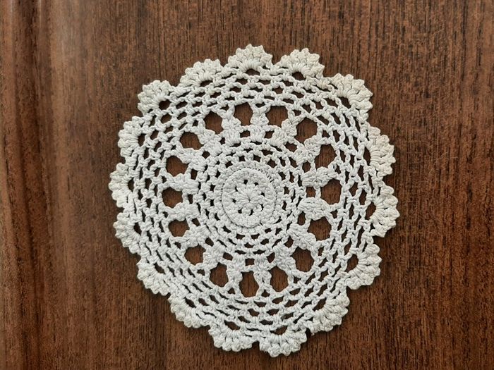 vintage retro tray with large doilies +2 small