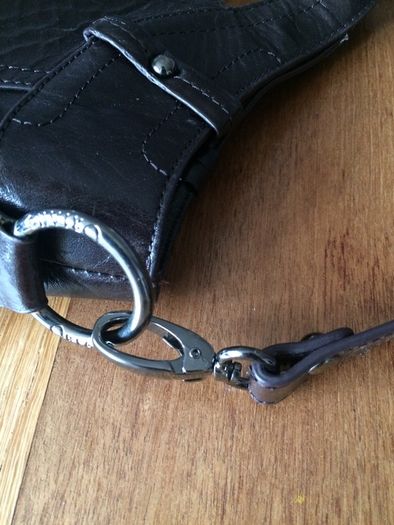 Leather Oriano ladies bag with shoulder strap.