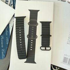Apple original ocean band black, used but like new.