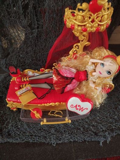 Apple White Doll & Fainting Couch Playset