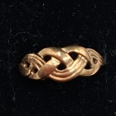 9 ct yellow gold ring
