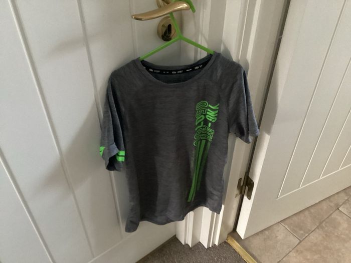 Grey T-shirt age 9/10
