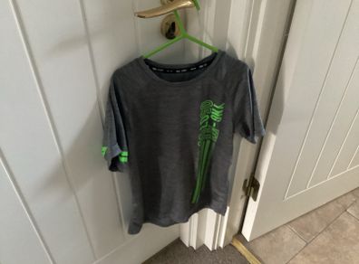 Grey T-shirt age 9/10