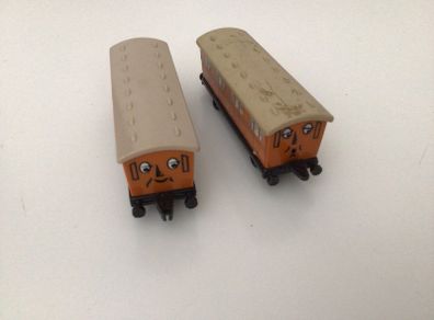 Ertl Vintage Thomas the Tank Engine Annie & Claribel Carriages