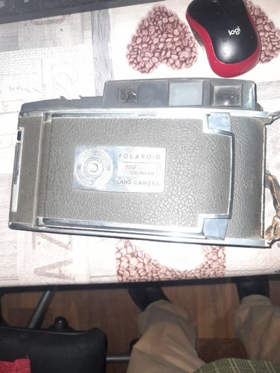 Vintage Large Polaroid Electric Eye Land Camera Model 900, Manufacture between 1960 and 1963. Key Features: Top of the line automatic shutter model featuring a folding bellows design and electric eye light metering