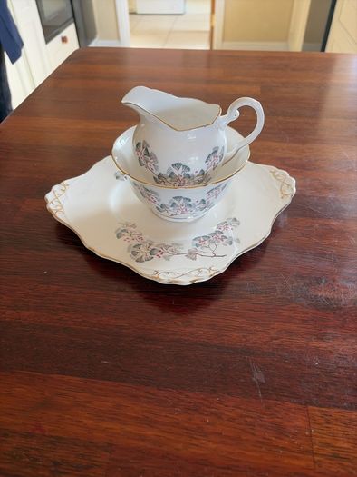 Vintage Tuscan Juniper 15 piece tea set