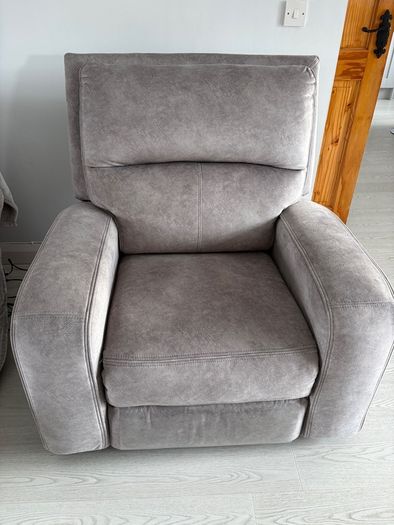 L shape 5 seater couch with single recliner