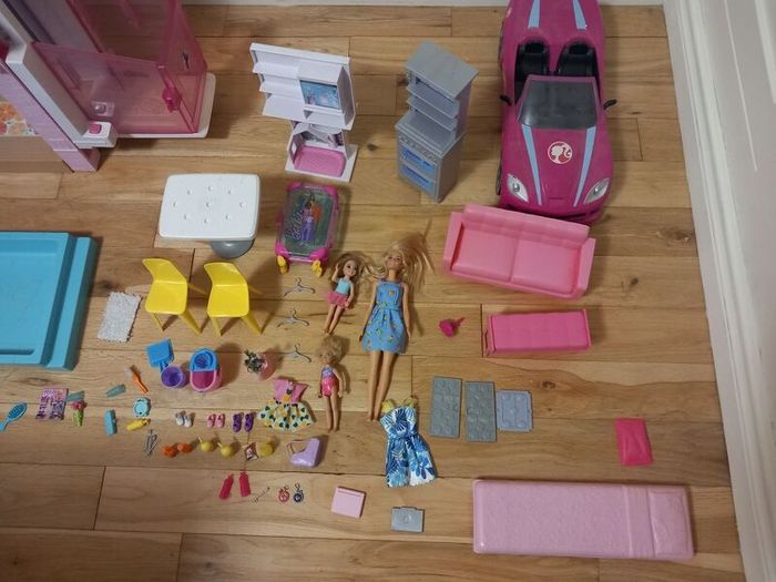Barbie house & accessories