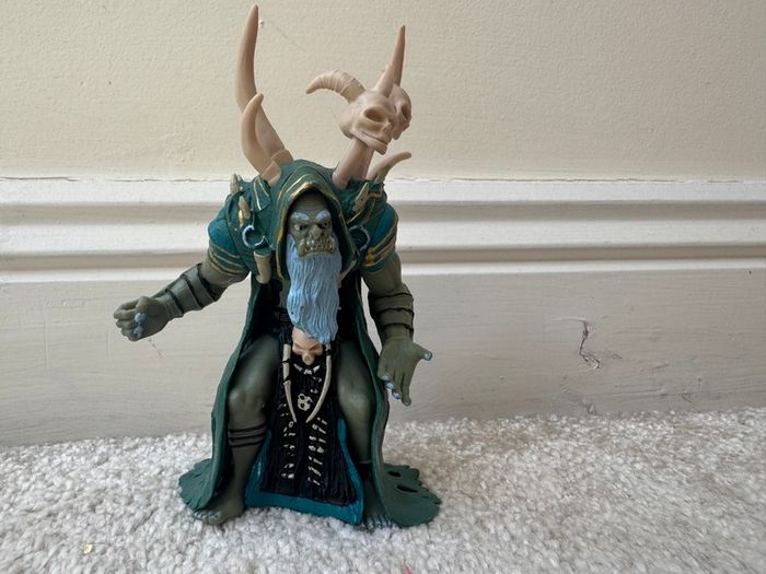 Warcraft Guldan Action Figure Damaged One horn is Broken Used approx. 9 cm (without horns) Used Please see photos
