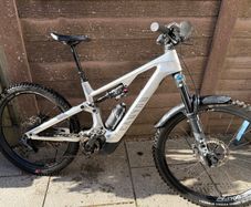 Canyon Spectral:ON CF 9 AXS Medium e-bike (with spare 900w/hr battery)