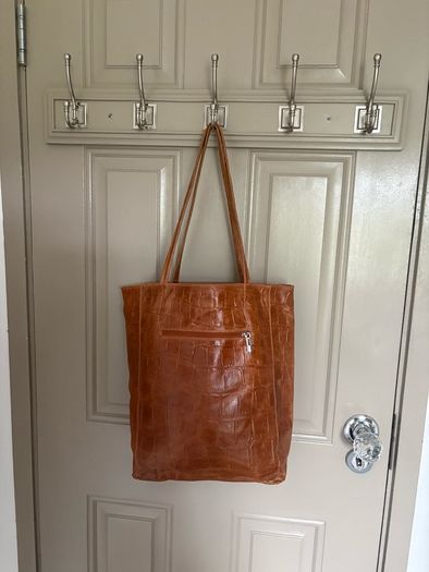 Mid sized genuine leather tote in cognac