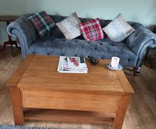 2 sofas, 1 grey and 1 teal.