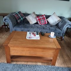 2 sofas, 1 grey and 1 teal.