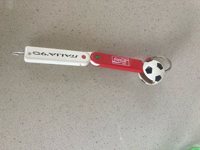Coca Cola Italia 1990 key ring pen rare