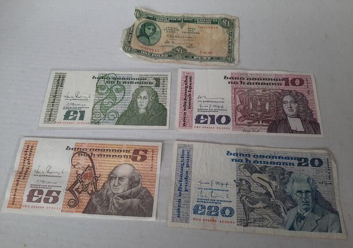 Bundle old irish bank notes