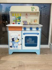 kids play kitchen