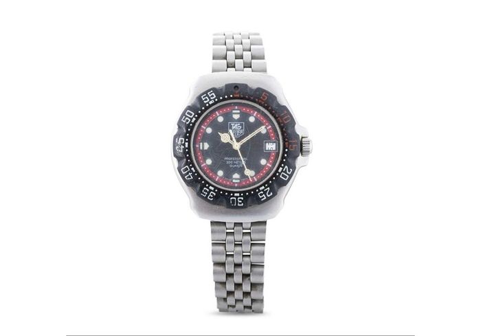 TAG HEUER WRIST WATCH, black dial with date, stainless steel bracelet strap, case ca. 34 mm