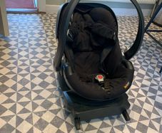 Car Baby Seat & Isofix Base - BeSafe iZi Go