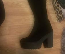 Knee boots