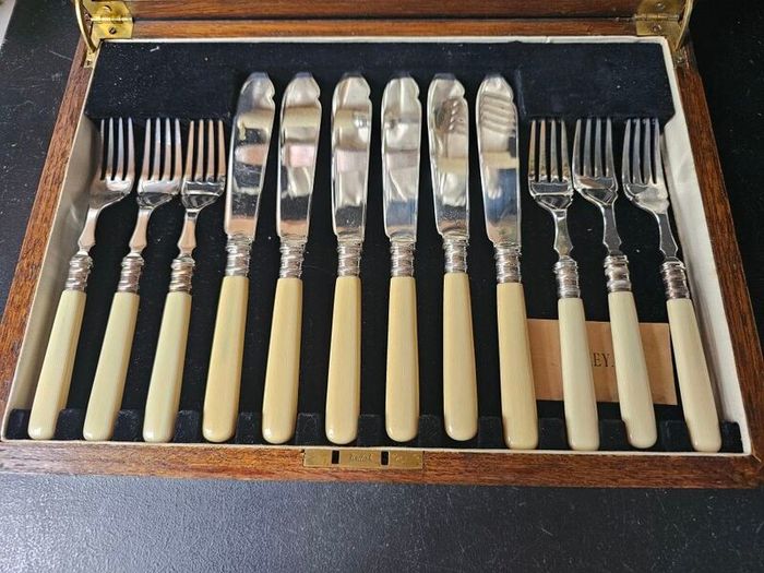 ANTIQUE EPNS Silver Plated Fish Cutlery Set
