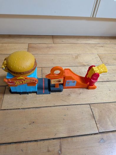 Hot Wheels car tracks and cars