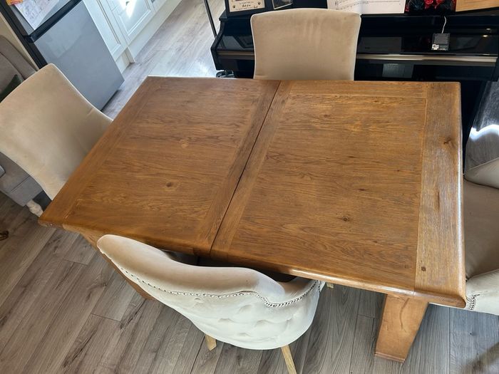Dining table (extendable) with four velvet dining chairs