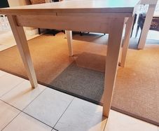 Extendable dining room table