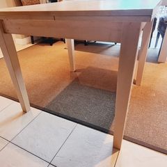 Extendable dining room table