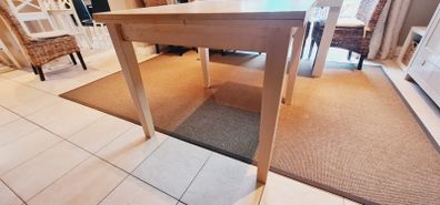 Extendable dining room table