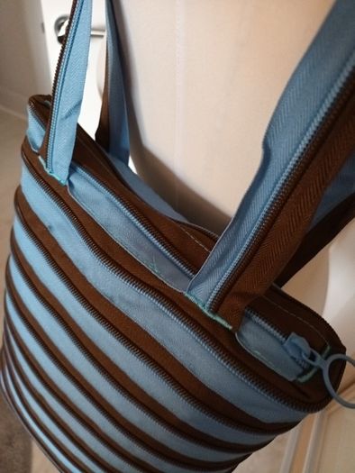 womans zip it bag Watch your bag forming!!!!