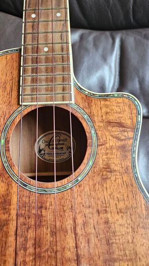 Oscar Schmidt OU6LCE Ukulele with case