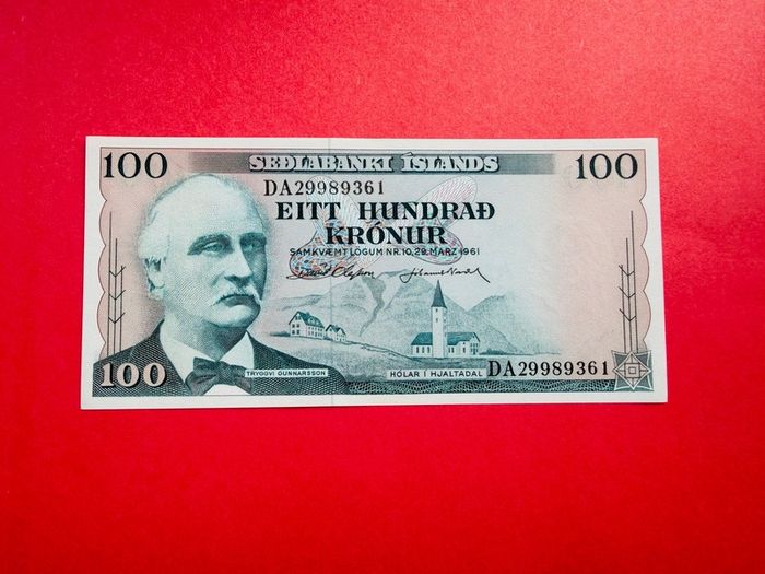 Iceland. 100  Kronur  1961  Pick  44  ( Uncirculated )