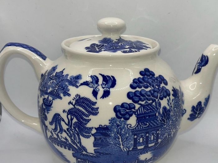 Vintage blue willow tea pot by Sadler England