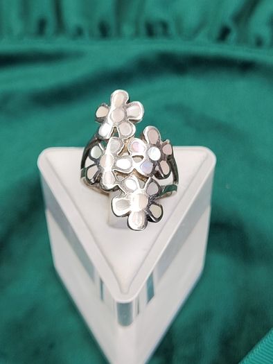 Beautiful Sterling Silver 925 Mother of Pearl Floral Ring