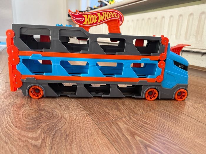 Perfect Condition Hot Wheels City Speedway Hauler Playset