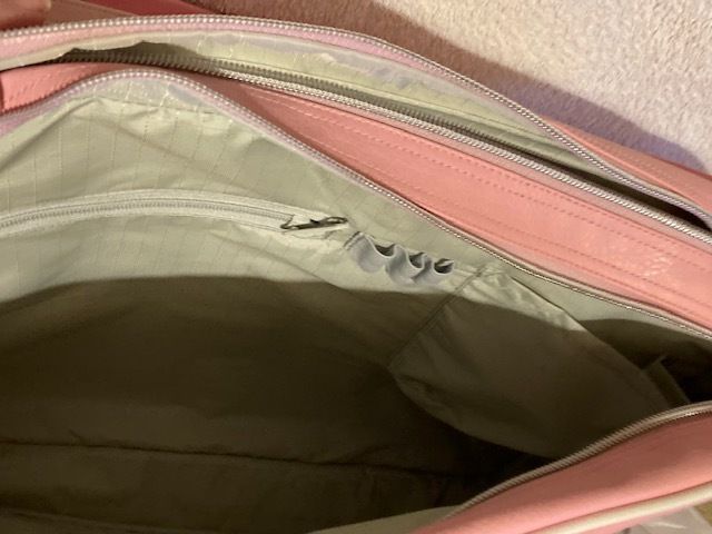 15'' Laptop bag. L 38cm x W 10cm x H 29cm. New. Pink